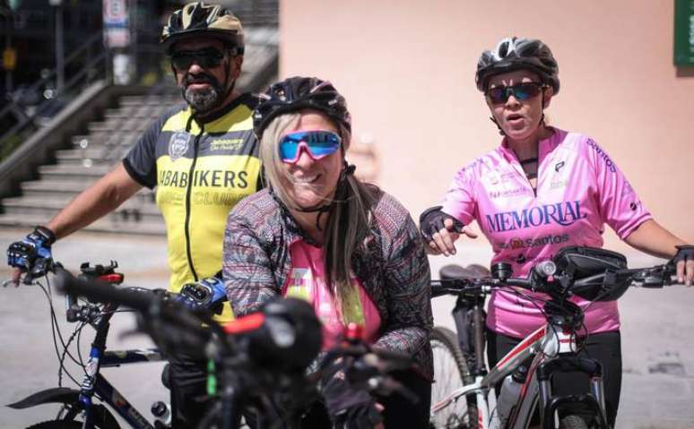 Lola Ribera (C), de 54 anos, fez novos amigos através do ciclismo.