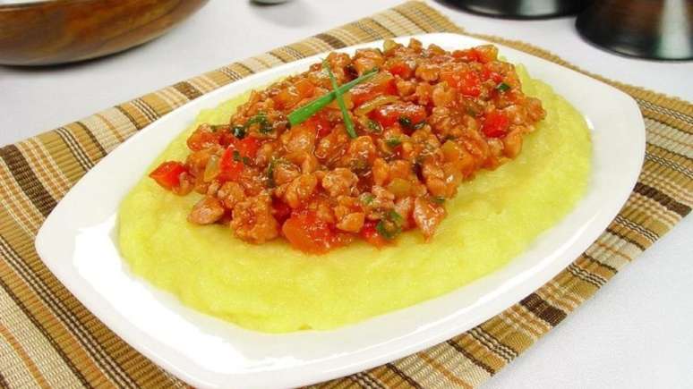 Polenta cremosa com linguiça – Foto: Guia da Cozinha