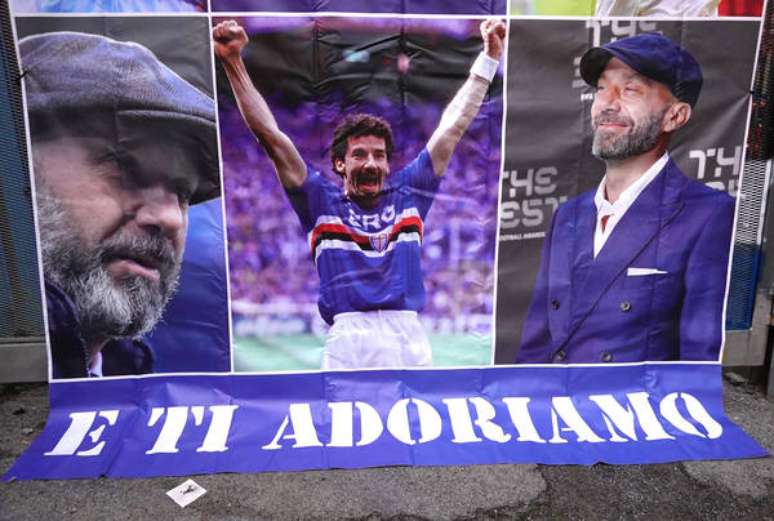 Homenagem a Gianluca Vialli em frente ao estádio da Sampdoria