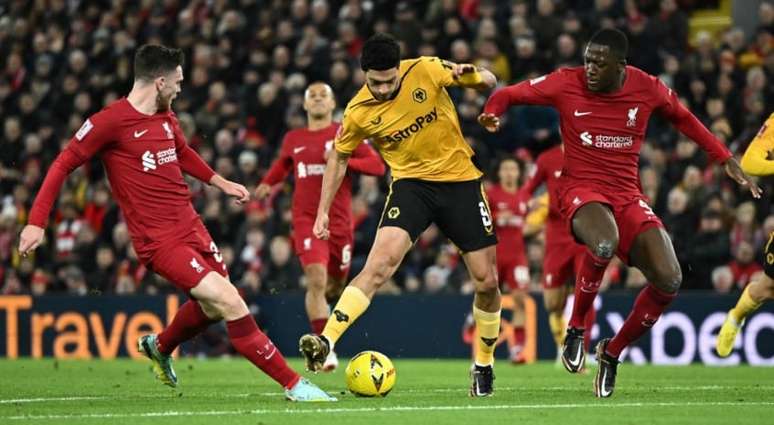 Liverpool e Wolverhampton empatam pela Copa da Inglaterra (OLI SCARFF / AFP)