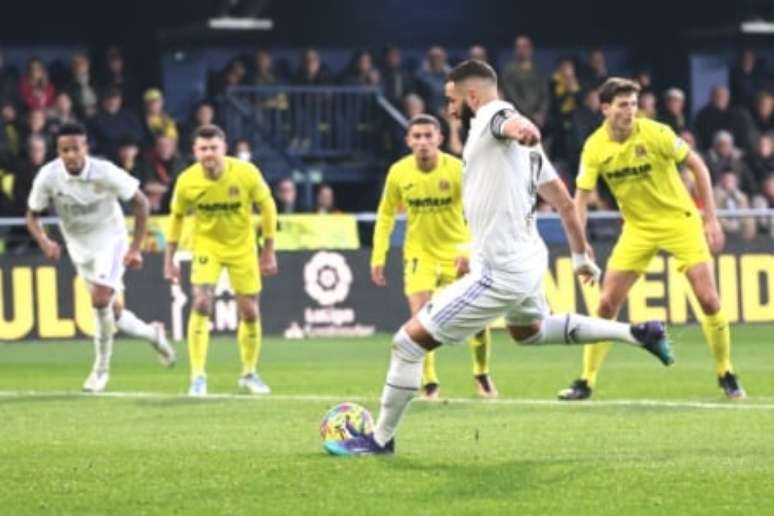 Benzema deslocou o goleiro Pepe Reina para marcar (Foto: JOSE JORDAN / AFP)