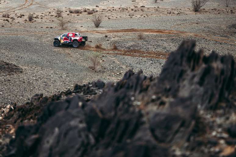 Nasser Al-Attiyah foi apenas o 14º no sábado, mas segue líder com sobras nos carros 