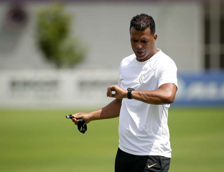 Fernando Lázaro avalia positivamente goleada do Corinthians em jogo-treino