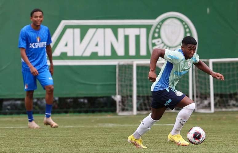 Rafael Navarro of Palmeiras competes for the ball with Claudinho