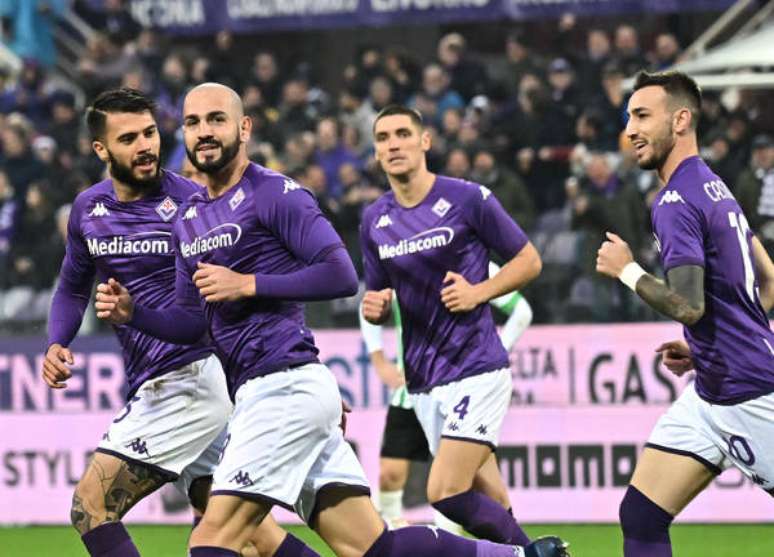 Jogadores da Fiorentina celebram gol sobre o Sassuolo