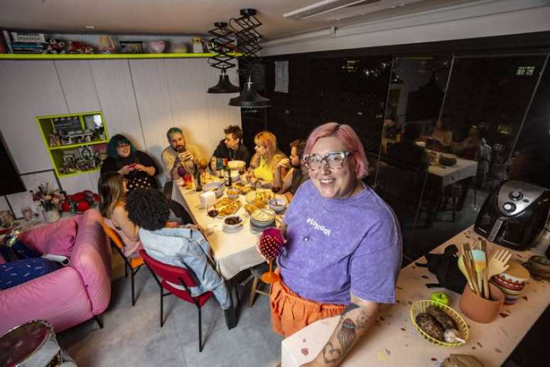 Mariana Nobrega, 37 anos, durante reunião com amigos que conheceu em uma rede social em 2021.