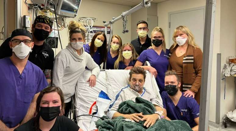 Jeremy Renner ao lado de médicos e enfermeiros da UTI de hospital em que ficou internado