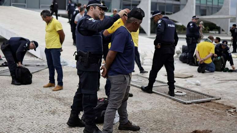 Milhares de bolsonaristas invadiram e depredaram o Planalto, o Supremo e o Congresso Nacional