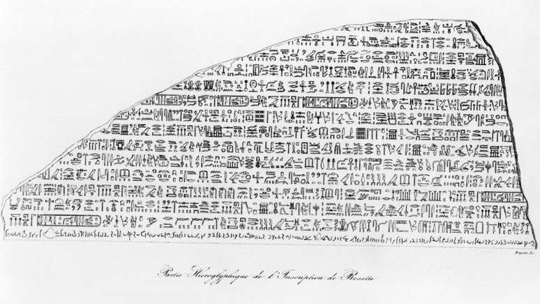 Uma pintura mostrando a parte superior da Pedra de Roseta e as inscrições hieroglíficas