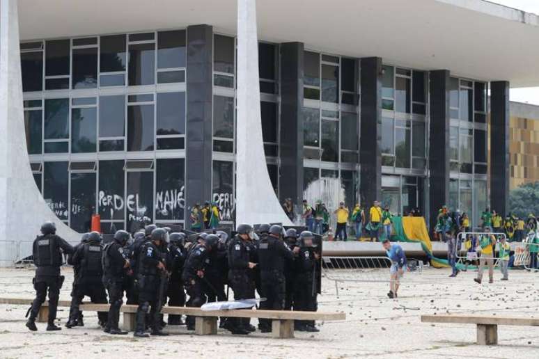 Extremistas invadem sede do STF em Brasília em dia de ataques terroristas às sedes dos Três Poderes