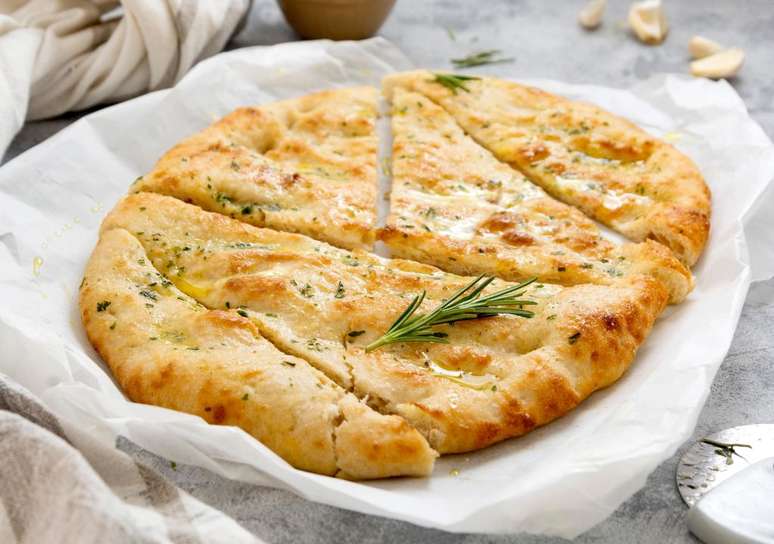 Focaccia de sal grosso com alecrim – Foto: Shutterstock