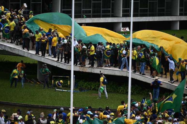 Invasão de terroristas destruiu patrimônio público na Praça dos Três Poderes