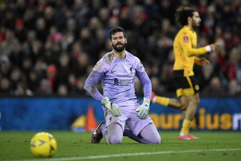 Alisson tem vivido altos e baixos no Liverpool após Copa do Mundo (Foto: OLI SCARFF / AFP)