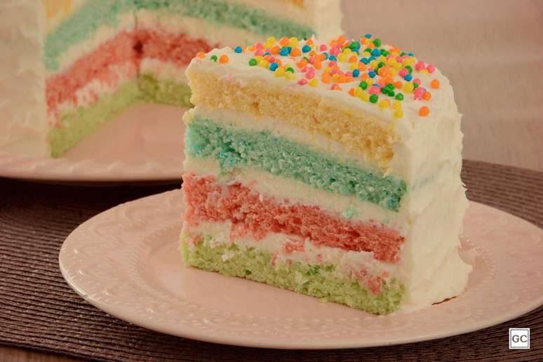 Bolo arco-íris – Foto: Guia da Cozinha