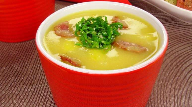 Guia da Cozinha - Caldo verde com mandioquinha é o jantar leve perfeito para o friozinho