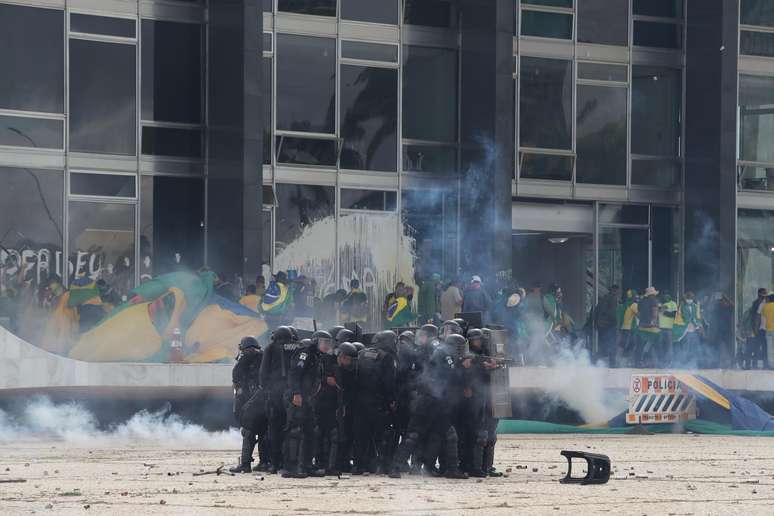 Policiais do Choque usam bombas de efeito moral para dispersar apoiadores do ex-presidente Jair Bolsonaro da Praça dos Três Poderes, em Brasília, neste domingo (8), após a invasão e depredação provocada nos prédios do Palácio do Planalto, do Congresso Nacional, e do Supremo Tribunal Federal (STF)