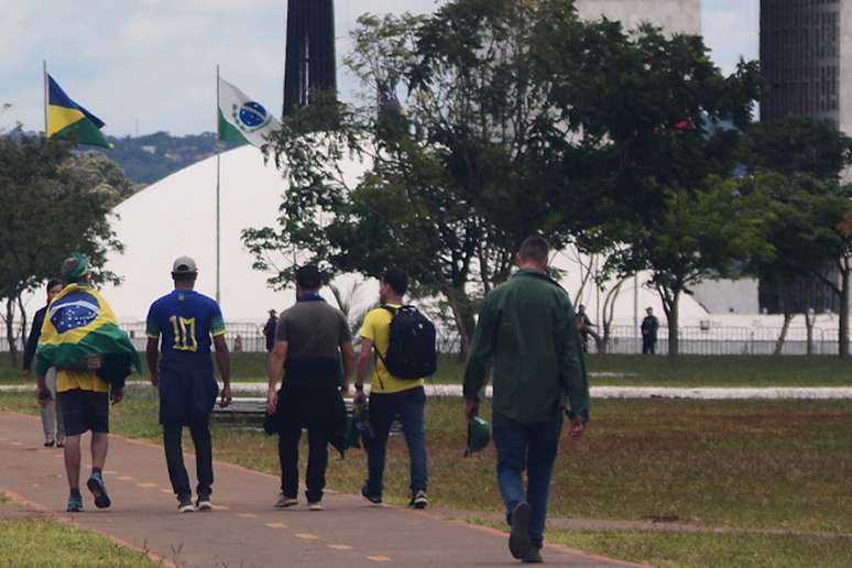 Apoiadores do ex-presidente Jair Bolsonaro que estavam em frente ao Quartel General do Exército chegam à Esplanada dos Ministérios