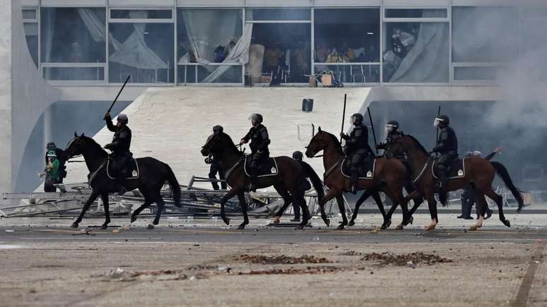 Bolsonaristas furaram o bloqueio policial e invadiram os prédios