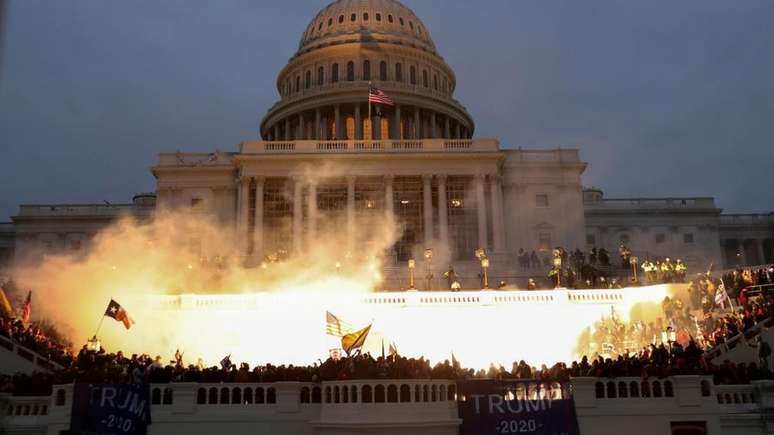 Em Washington em 6 de janeiro de 2021, relatos falsos e rumores não comprovados ajudaram a exortar multidão que quebrou janelas e invadiu prédios do governo contestando eleição