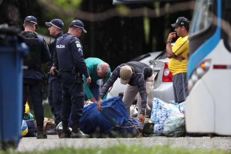 Presos que chegaram a academia da Polícia Federal em Sobradinho (DF) passam por revista