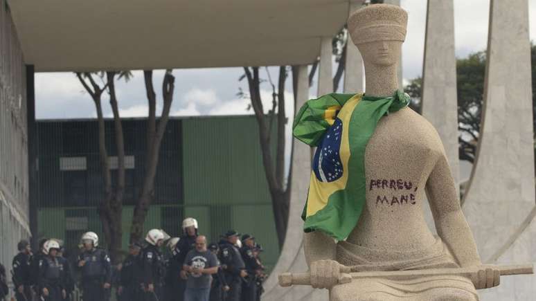 A escultura de 1961 fica diante do palácio do STF foi pichada