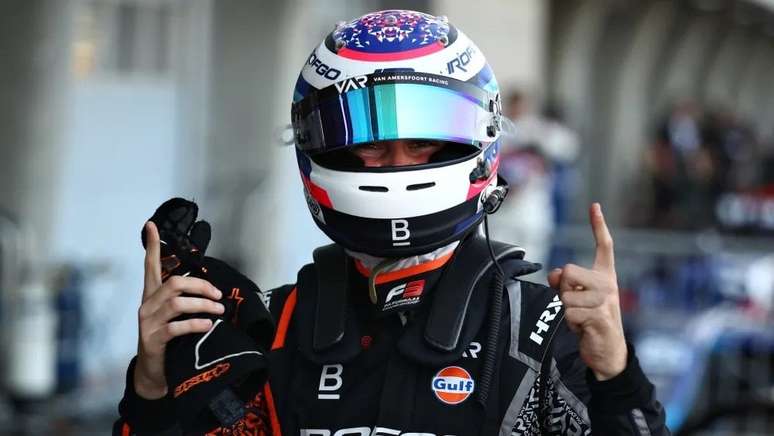 Franco Colapinto comemora pole-position na etapa do Bahrein da F3 2022 
