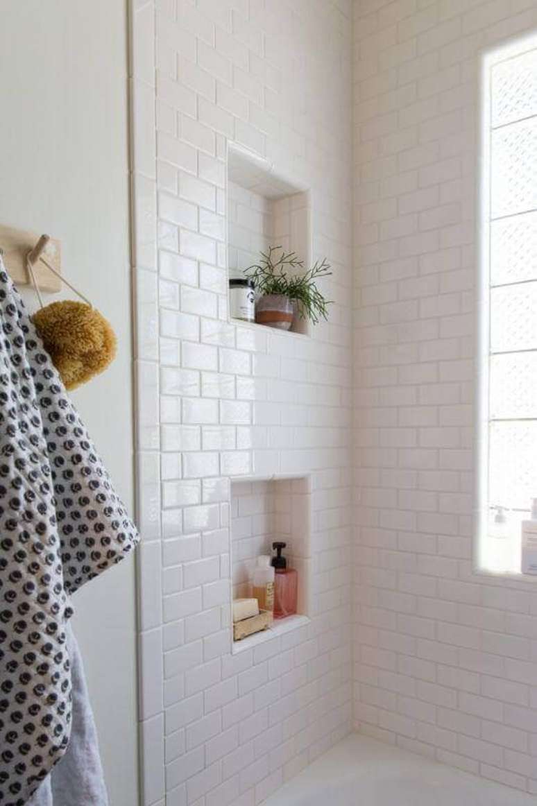 59. Subway tile para decoração de banheiros com nichos embutidos na parede – Foto: Revista Casa e Jardim