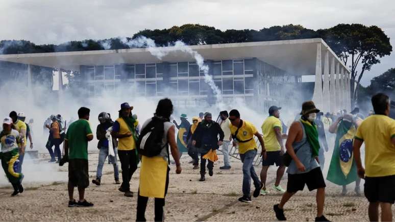 Bolsonaristas que invadiram o Congresso, Supremo e Planalto defendiam a intervenção militar