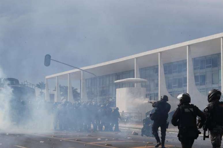 Polícia tenta conter bolsonaristas que acabaram invadindo o Planalto no dia 8 de janeiro