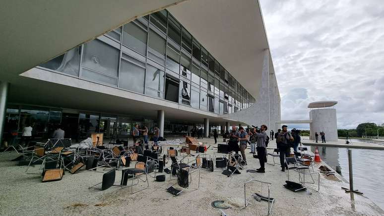 Uma visão geral mostra móveis e janelas danificadas no Palácio do Planalto