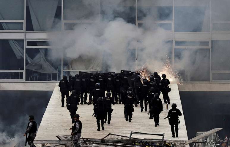 Policias retiram golpistas de prédios do governo 