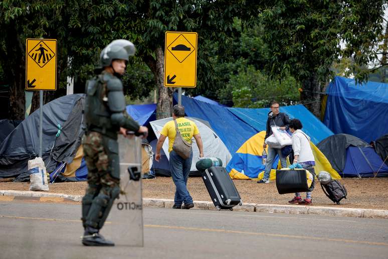 PM e Ex&eacute;rcito cercam acampamento bolsonarista em Bras&iacute;lia 