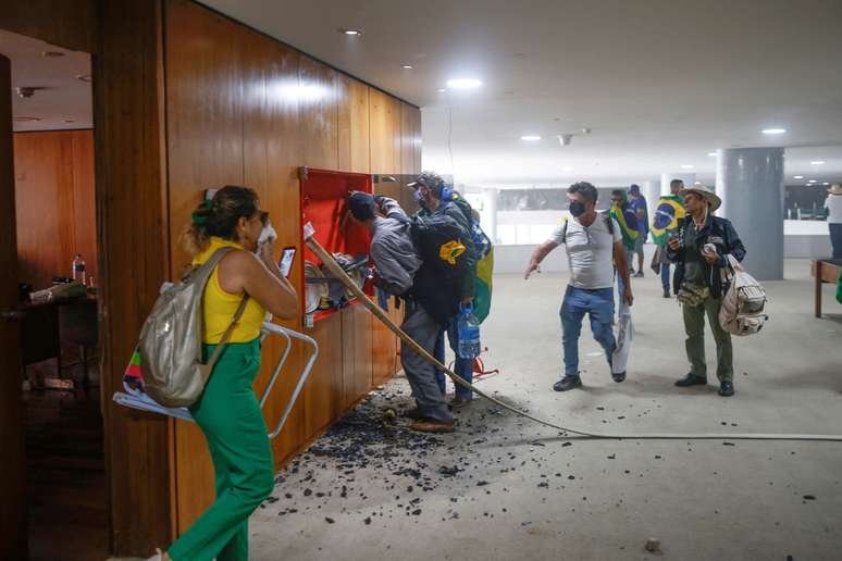 Bolsonaristas atacam Palácio do Planalto, em Brasília 