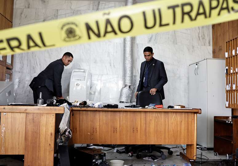 Inspeção em áreas do Palácio do Planalto após destruição por terroristas 