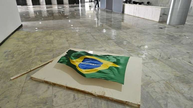 Pintura da bandeira do Brasil esteve entre os alvos dos vândalos no domingo