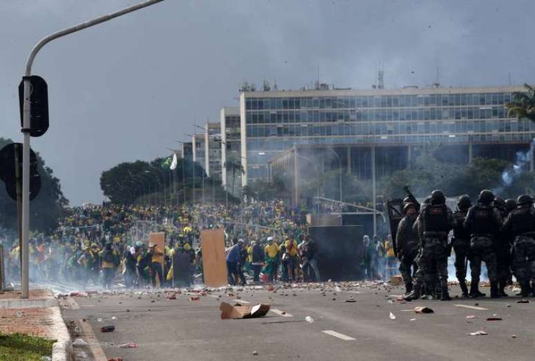 DF BSB 08/01/2023 NACIONAL / EXCLUSIVO EMBRGADO / PROTESTO / BOLSONARISTAS - Bolsonaristas invadem o PalÃ¡cio do Planalto FOTO WILTON JUNIOR / ESTADÃƒO