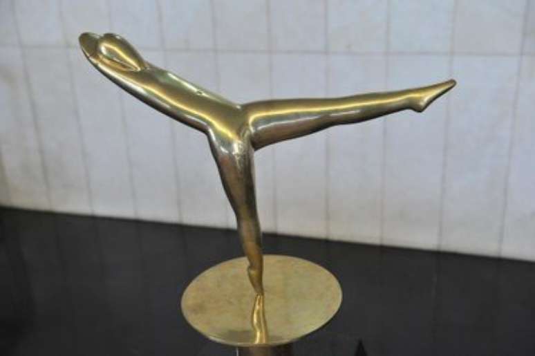 Escultura em bronze polido está entre os alvos de bolsonaristas