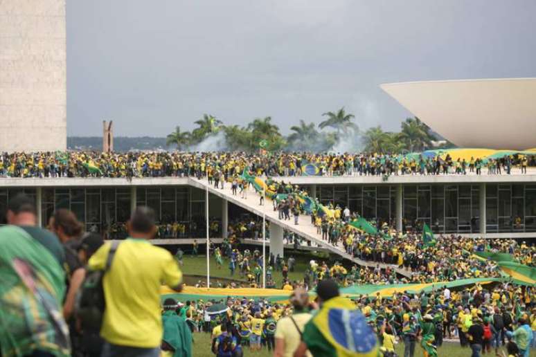 Golpistas apoiadores de Bolsonaro invadiram o Congresso Nacional, o STF e o Palácio do Planalto no domingo.