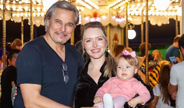 Filha de Edson Celulari e Karin Roepke, Chiara roubou a cena em ida ao circo com os pais.