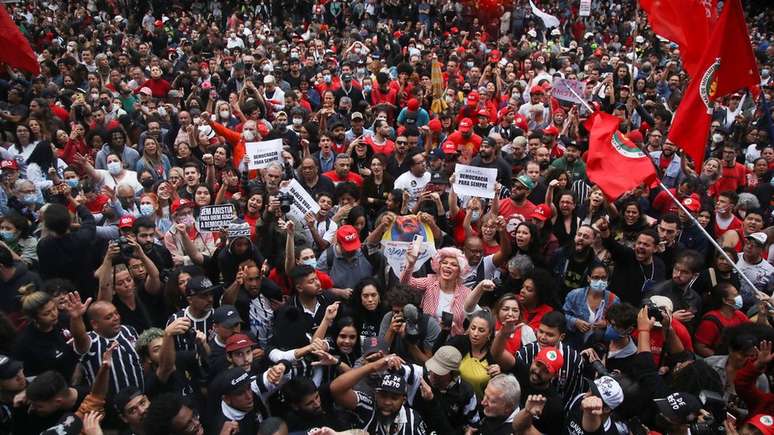 Manifestantes fazem protesto em São Paulo contra invasões que ocorreram em Brasília