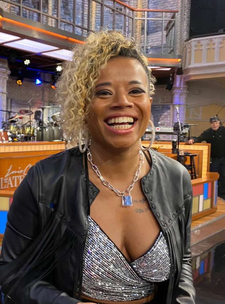 "Eu sou a pessoa mais feliz do mundo de fazer o que eu fa&ccedil;o", diz N&ecirc;gah sobre o trabalho como percussionista