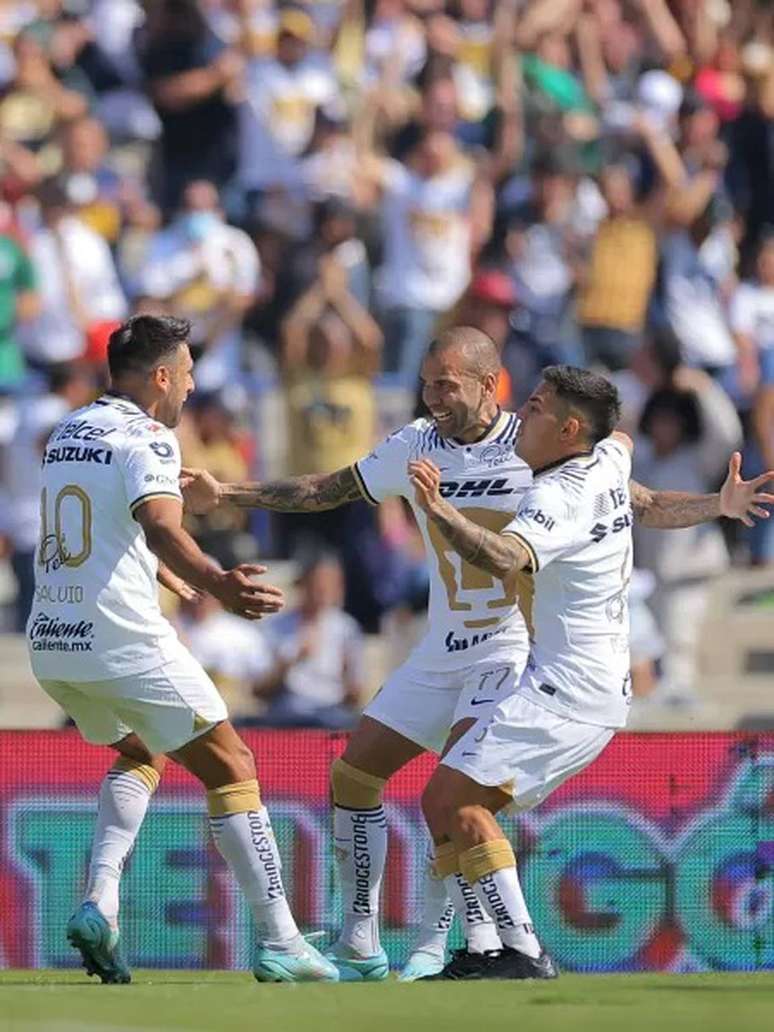 Daniel Alves homenageou Pelé em sua camisa do Pumas.