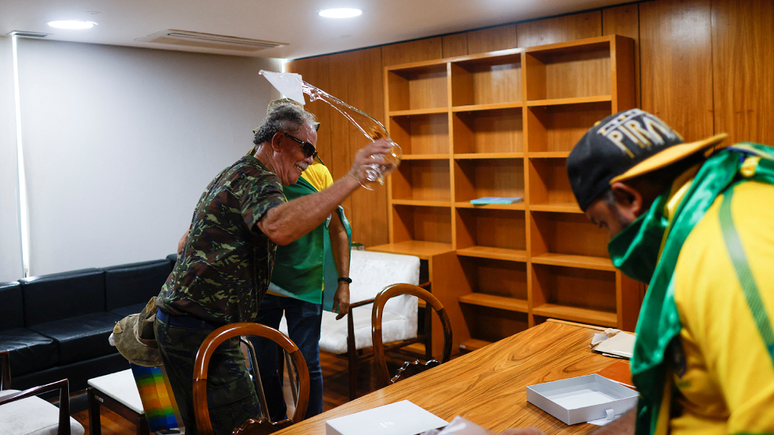 Bolsonaristas quebraram vidraças, copos, portas e depredaram as salas do Planalto e do Supremo