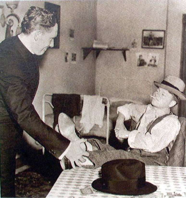 O jovem ator ao lado de Spencer Tracy no filme 'Com os Braços Abertos' (1938)