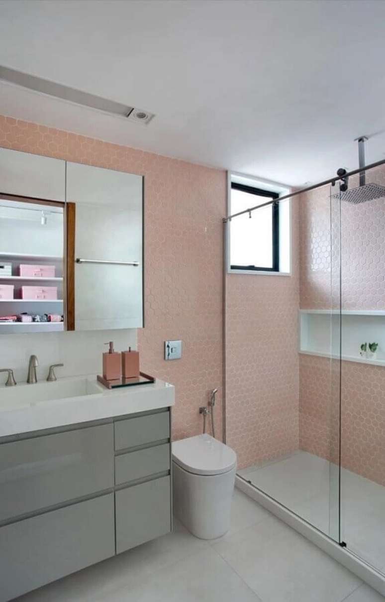 27. Decoração de banheiros com nichos embutidos com revestimento hexagonal rosa claro Foto Ângela Meza Arquitetura