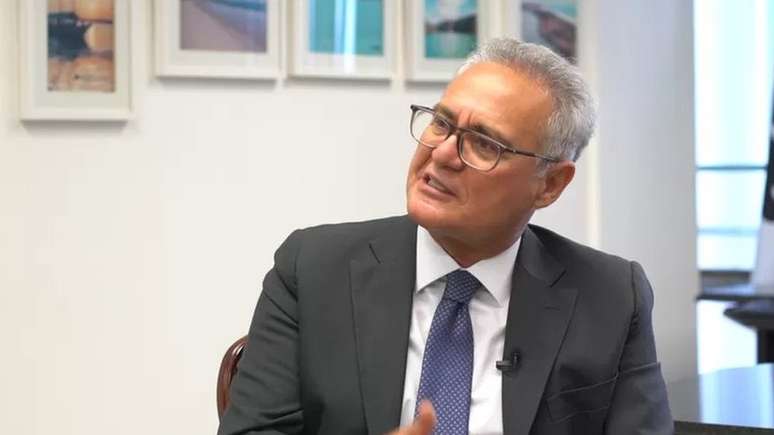 Senador Renan Calheiros apresentou peti&ccedil;&atilde;o para que Bolsonaro retorne ao Brasil para prestar esclarecimentos sobre atos antidemocr&aacute;ticos