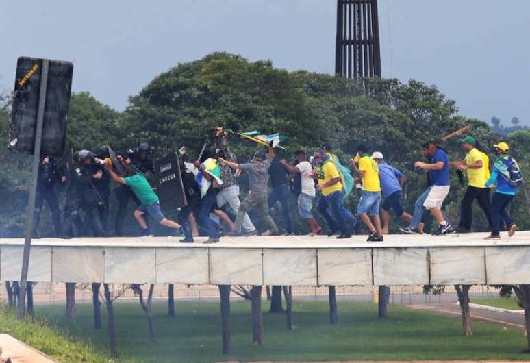 Golpistas invadem sedes do STF, do Planalto e do Congresso.