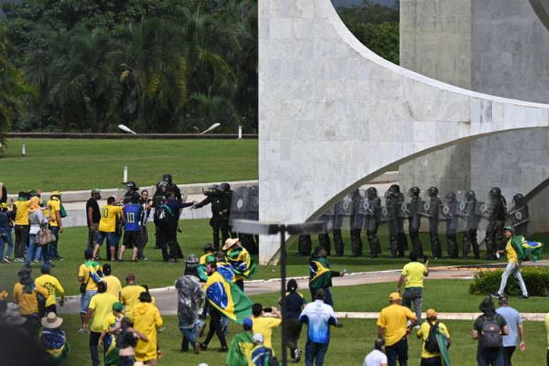 Diversos extremistas utilizaram a camisa da seleção brasileira durante a invasão