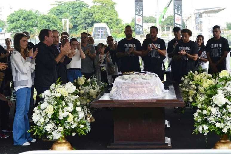 Ex-jogadores e atual elenco do Vasco se despedem de Roberto Dinamite