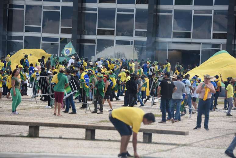 Bolsonaristas no STF. Neste domingo, 8, bolsonaristas geram caos em Brasília em uma tentativa de golpe com a invasão do STF, Congresso Nacional e Palácio do Planalto. 08/01/2023